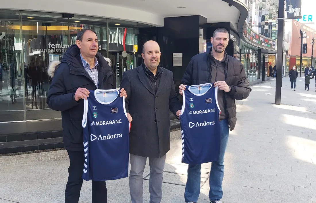 Carles Farfán, Gorka Aixàs i Chechu Bermudo amb la samarreta commemorativa del primes ascens a l'ACB.