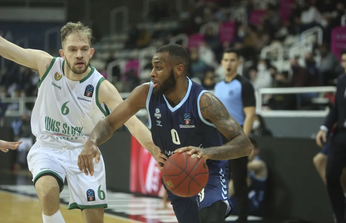 Miller-McIntyre defensat per Justice en el partit entre el MoraBanc i l’Slask Wroclaw del febrer passat al Poliesportiu d’Andorra.