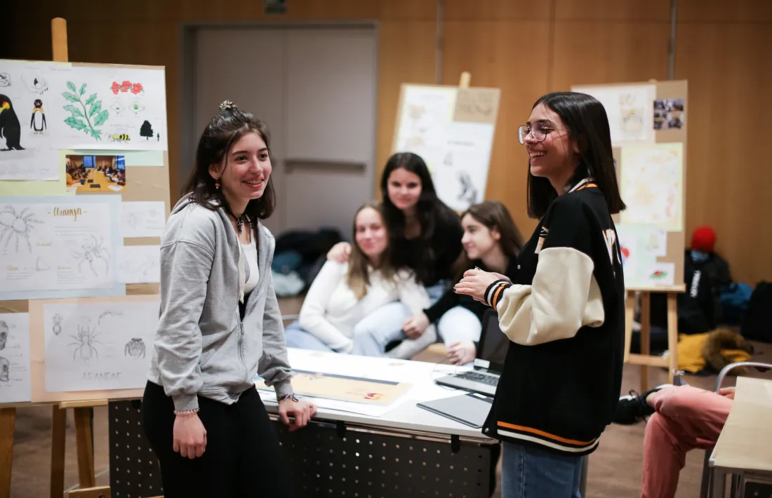 Unes estudiants presentant el projecte que han treballat.