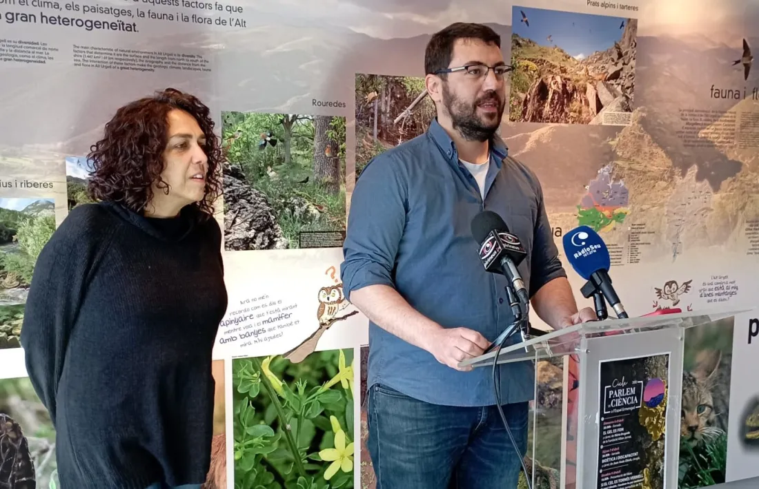 La regidora d’Educació, Núria Tomàs, amb l’alcalde, Francesc Viaplana, en la presentació d’un acte dies passats. 