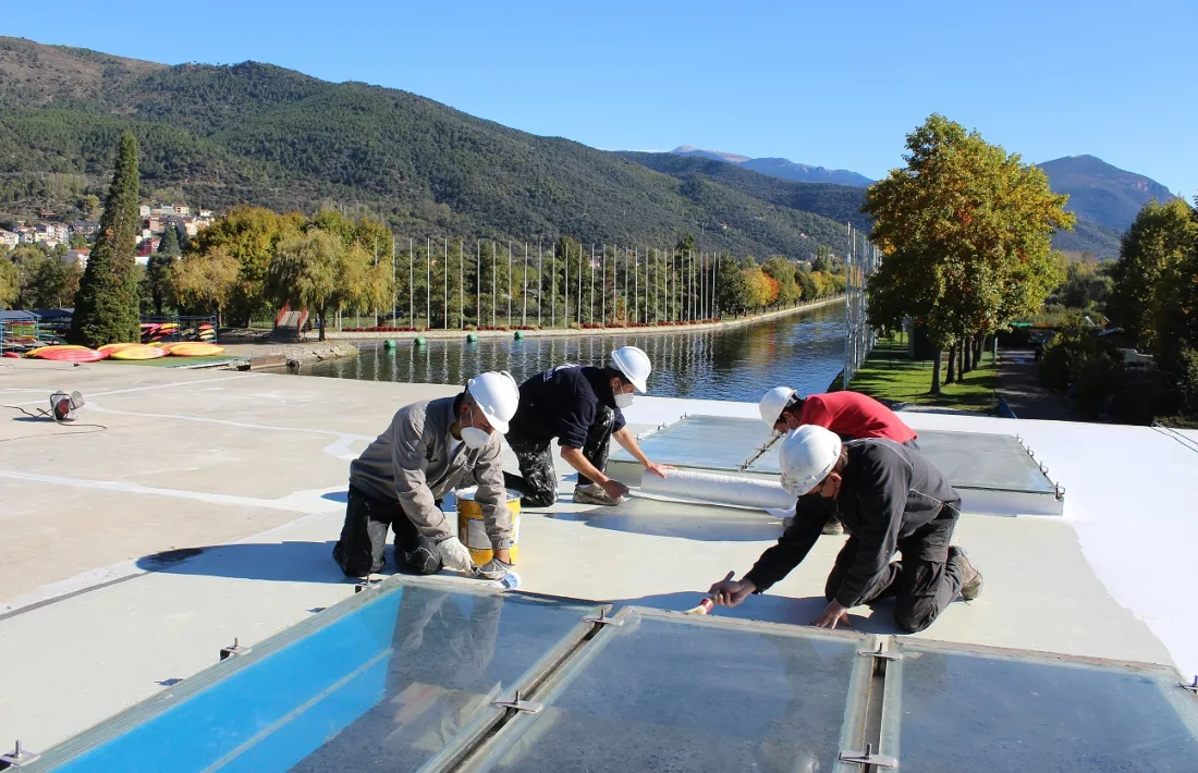 El consistori va instal·lar plaques fotovoltaiques a diversos equipaments. 