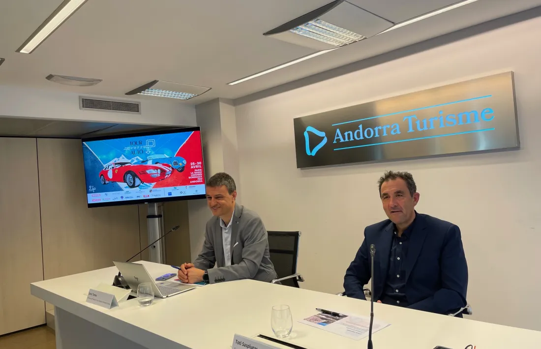 Sasplugas i Torres amb el cartell de la 31 edició del Tour Auto de fons.