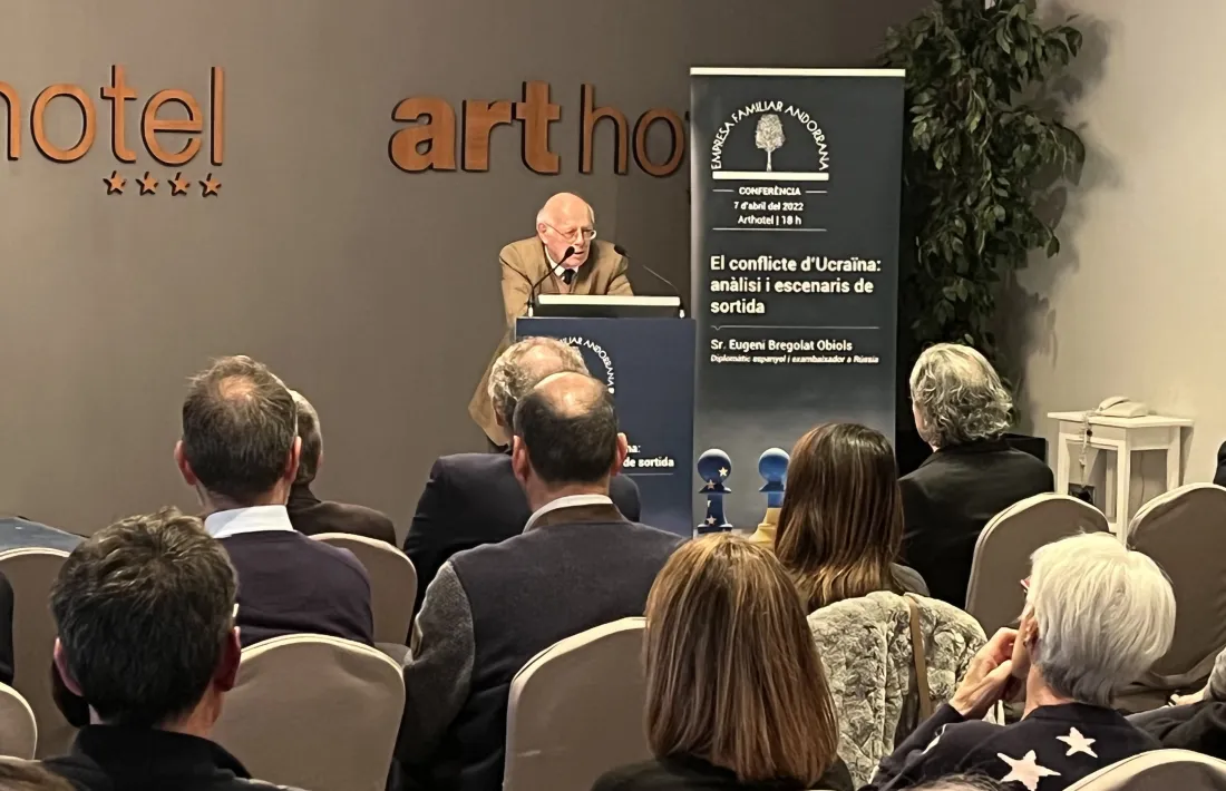 El diplomàtic català i ex ambaixador espanyol a Rússia, Eugeni Bregolat, en la xerrada organitzada per l’Empresa Familiar Andorrana.