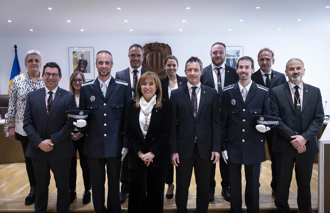 Un instant de l'acte de jurament o promesa de dos agents de circulació durant el Consell de Comú, ahir a la tarda. 