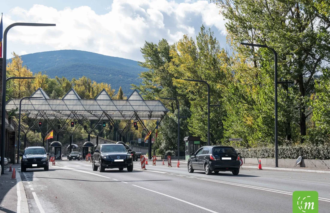 Uns vehicles per la frontera hispanoandorrana.
