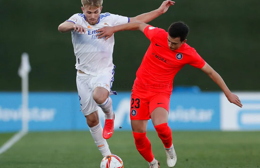 Eudald Vergés pugna amb Santos per una pilota en el partit de la primera volta disputat a Madrid.