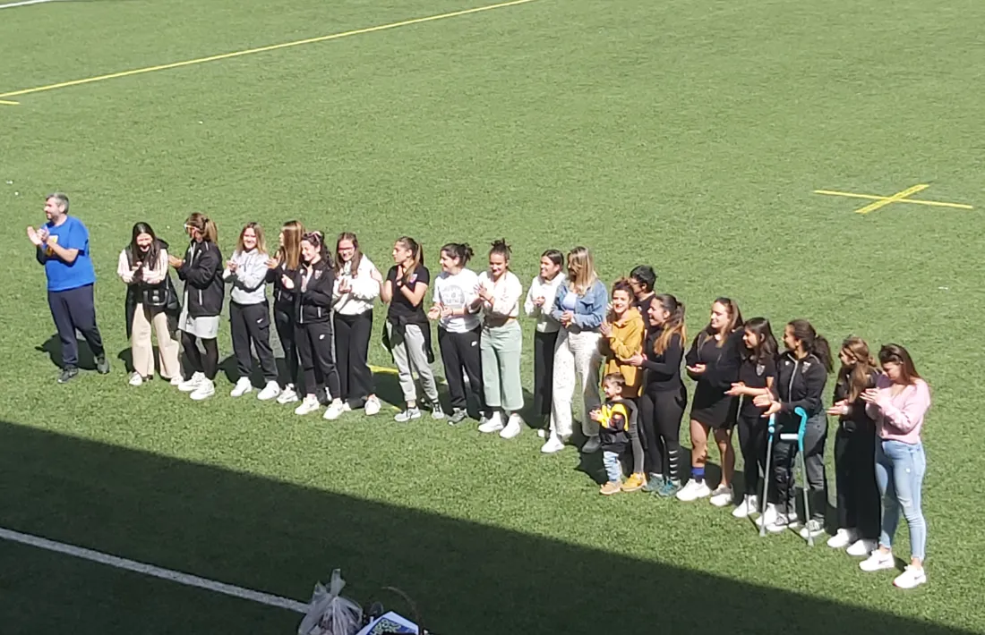 Les jugadores del VPC femení homenatjades per la victòria a Primera Catalana i l'ascens a Divisió d'Honor.