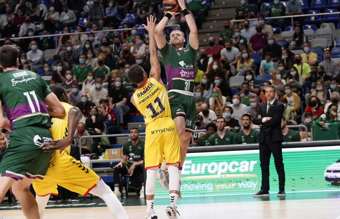 Hannah intenta evitar el llançament de Mooney en el partit disputat ahir al José María Martín Carpena de Màlaga.