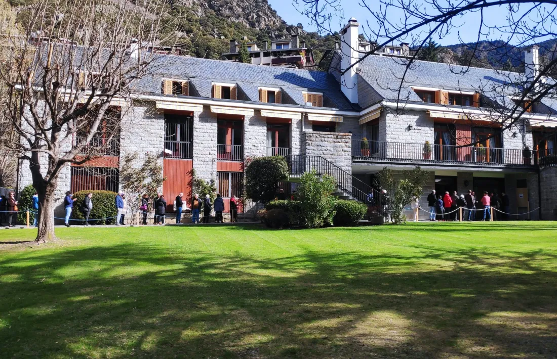 Les cues que es van formar diumenge per votar a l'Ambaixada de França a Andorra.
