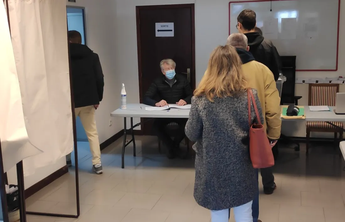 Unes persones esperant per votar.