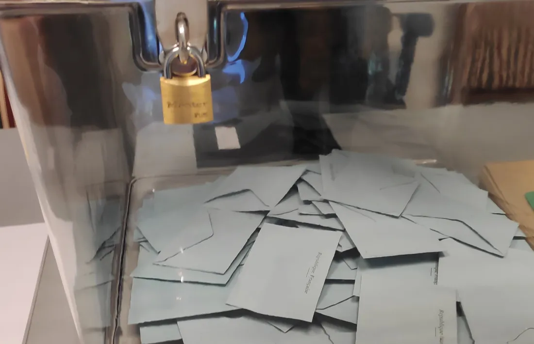 Els vots dins l'urna a l'Ambaixada de França a Andorra, ahir.