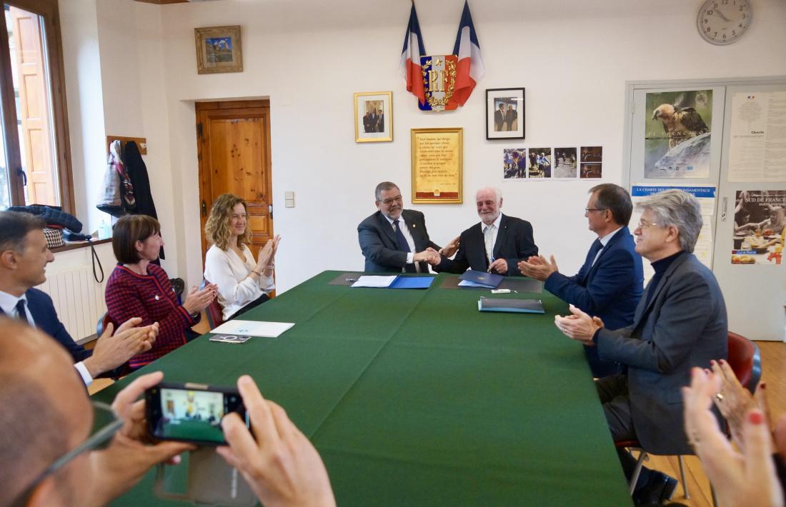 Un instant de la signatura del conveni aquest matí.