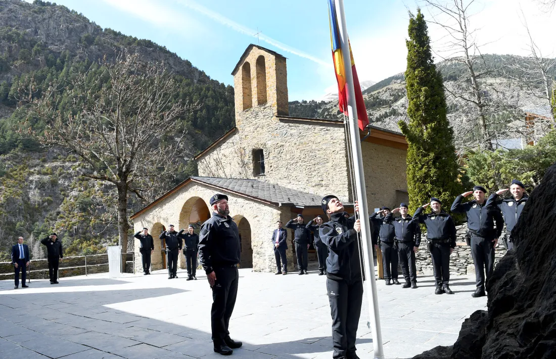 Un instant de la hissada de bandera al Santuari de Meritxell.