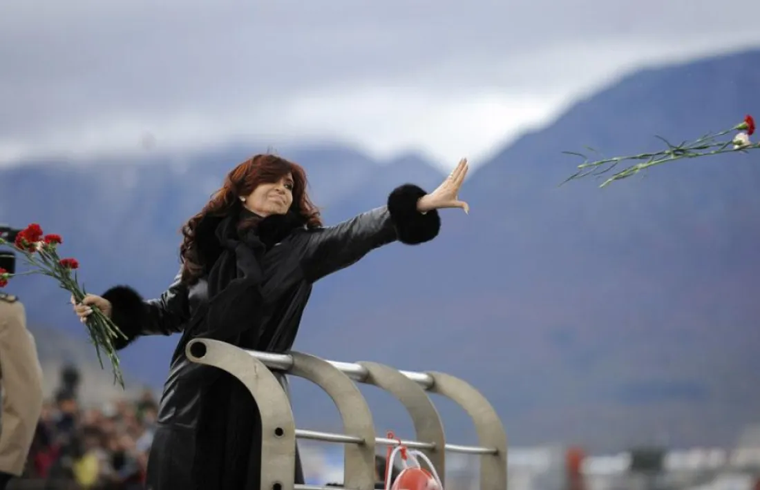 Ushuaia, 12012: Cristina Fernández de Kirchner llança un ram de flors en l'homenatge als caiguts a la guerra de les Malvinas.