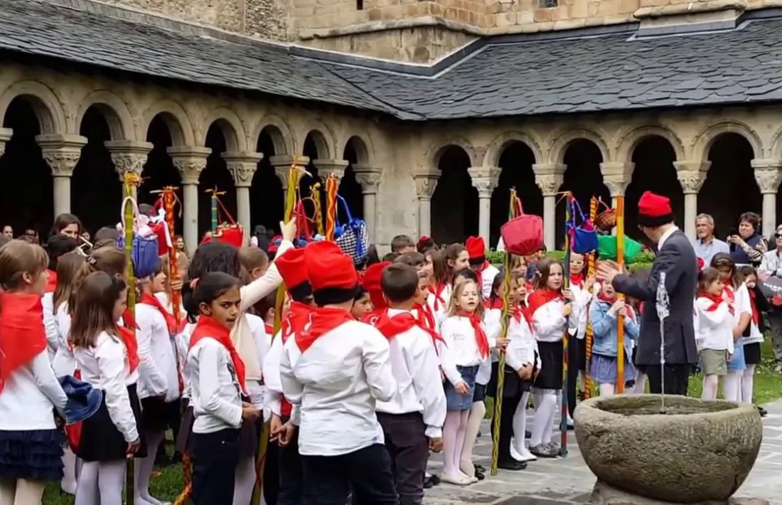 Imatge d'arxiu dels cors infantils cantant caramelles. 