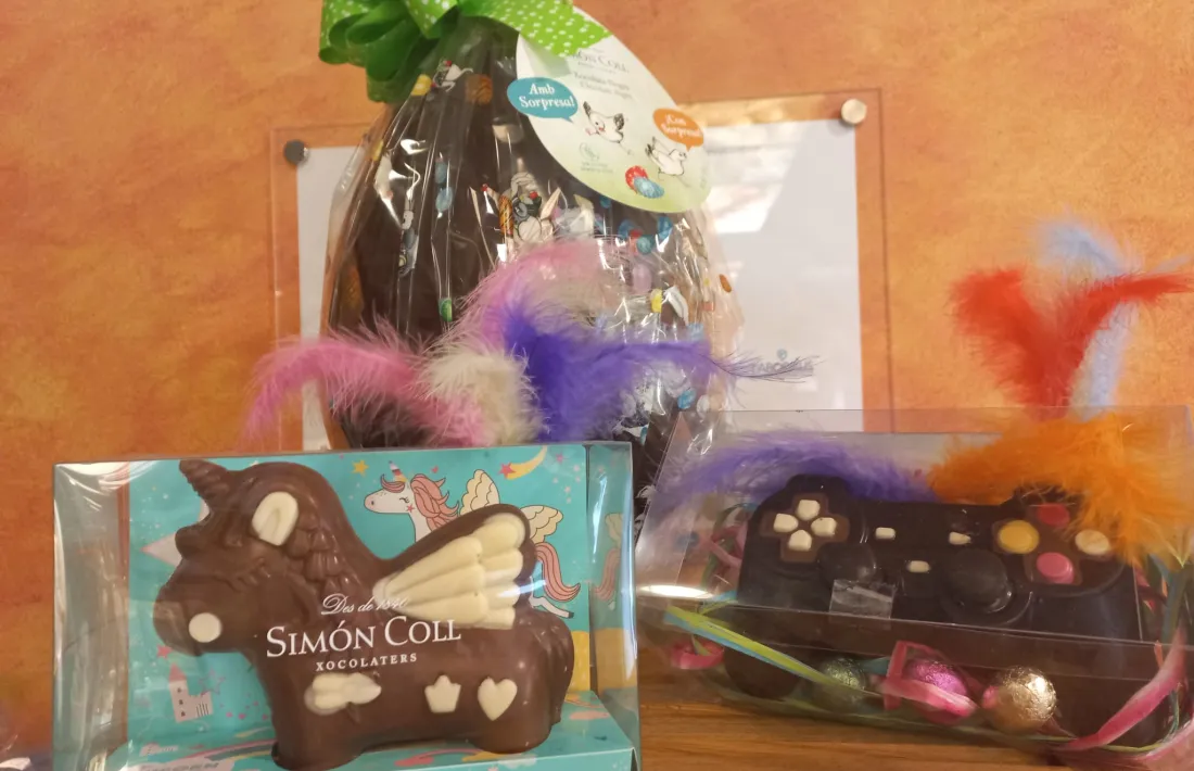 Les figures de xocolata d'unicorn, d'un ou i d'un comandament de la PlayStation 3.