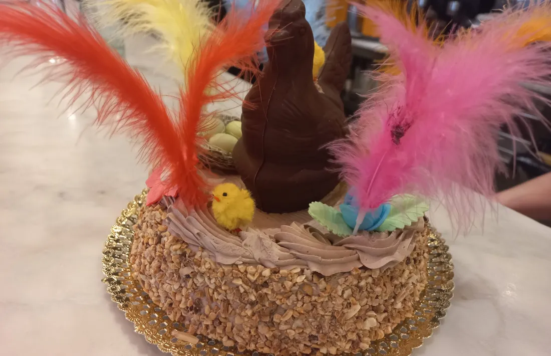 Una mona amb una gallina de xocolata de la pastisseria Art i Pa.