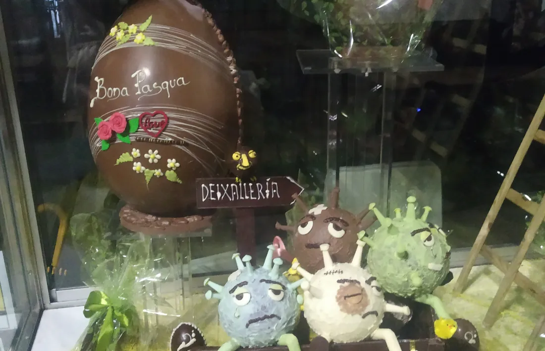 La mona de xocolata dels virus de la Covid de la pastisseria Cigne & Delicious.