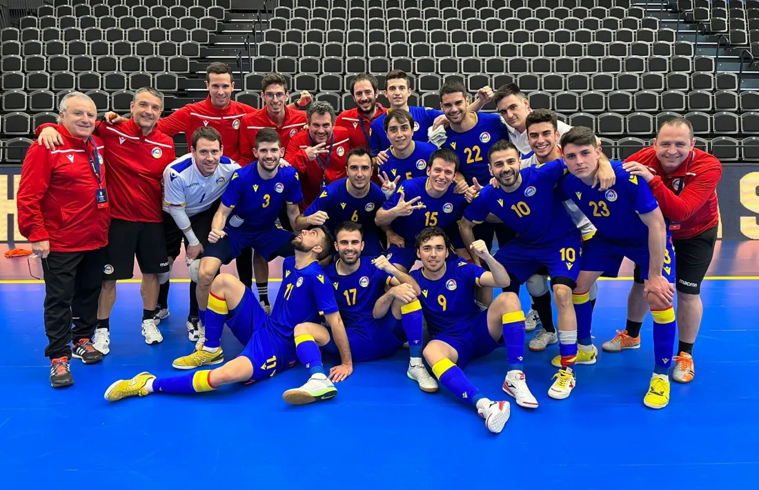 Els jugadors i el cos tècnic després de la victòria d’ahir.