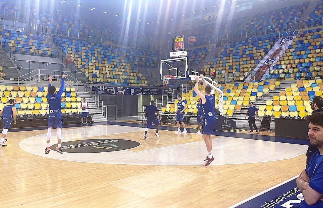 Els jugadors del MoraBanc Andorra exercitant-se al Gran Canaria Arena.