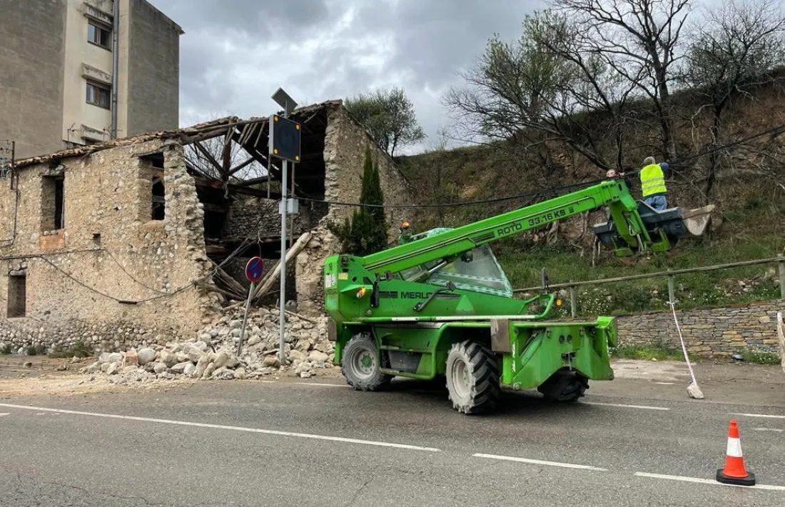 L'edifici es troba a la sortida d'Organyà en direcció a la Seu i Andorra. 
