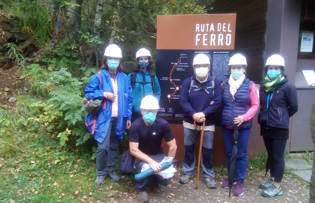 Imatge d'arxiu d'un grup de visitants a la mina de Llorts.