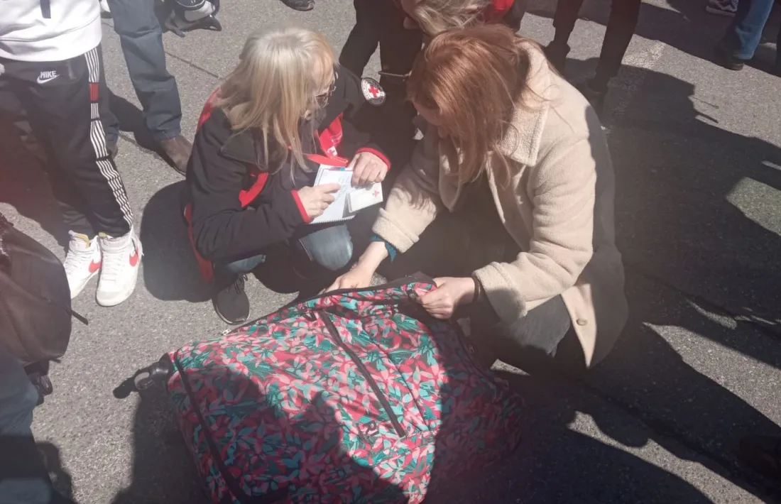 Arribada del comboi andorrà, amb una quinzena de refugiats ucraïnesos.