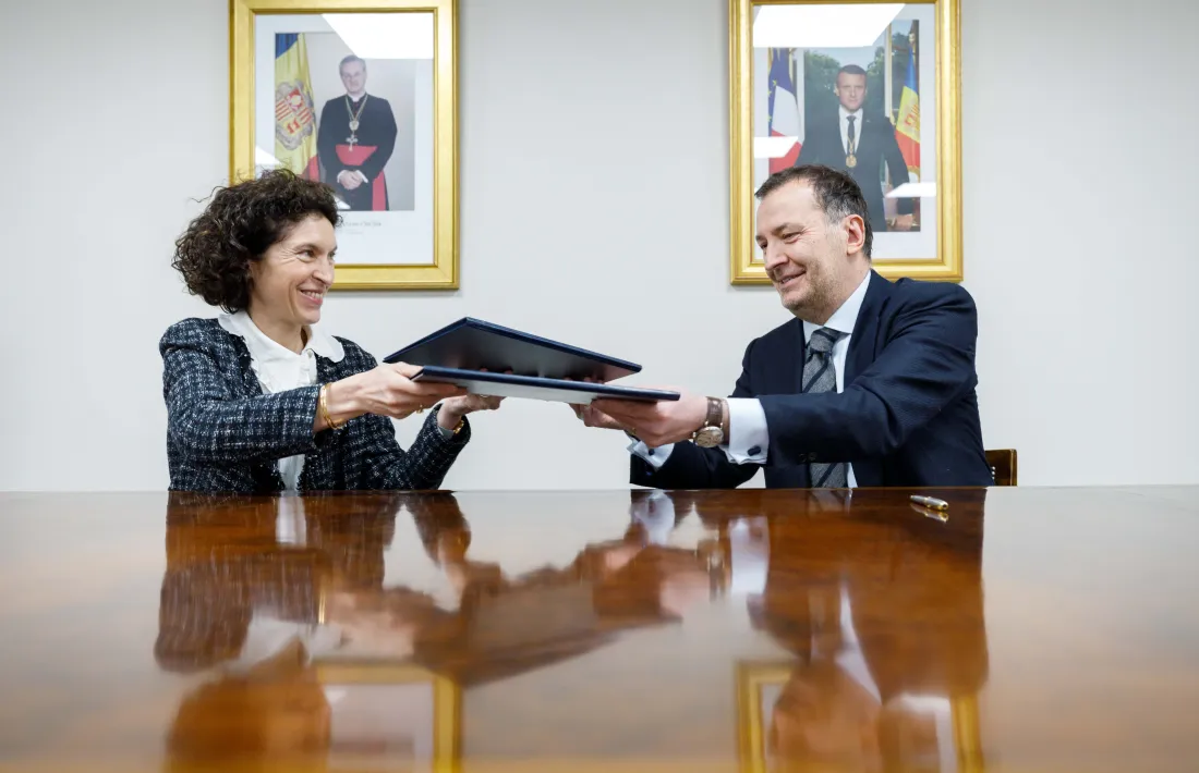 Un moment de la signatura del Conveni de col·laboració sobre les Jornades d'Excel·lència d'Esterri d'Àneu.