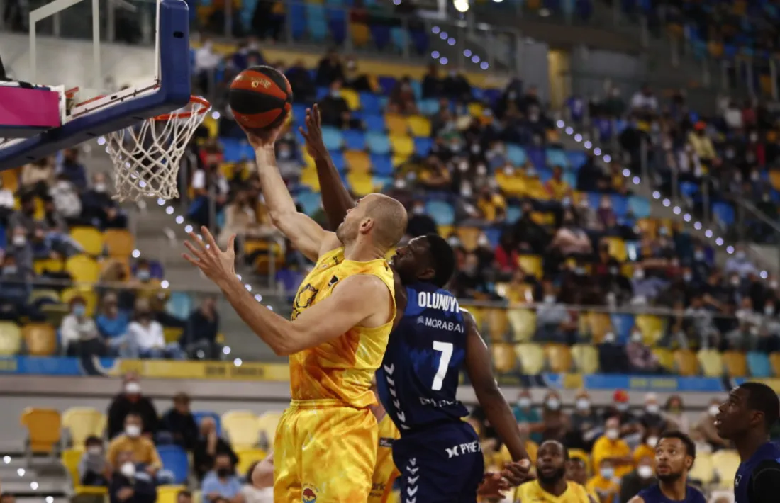 Tunde intenta evitar una cistella d’Oliver Stevic ahir al Gran Canària Arena.