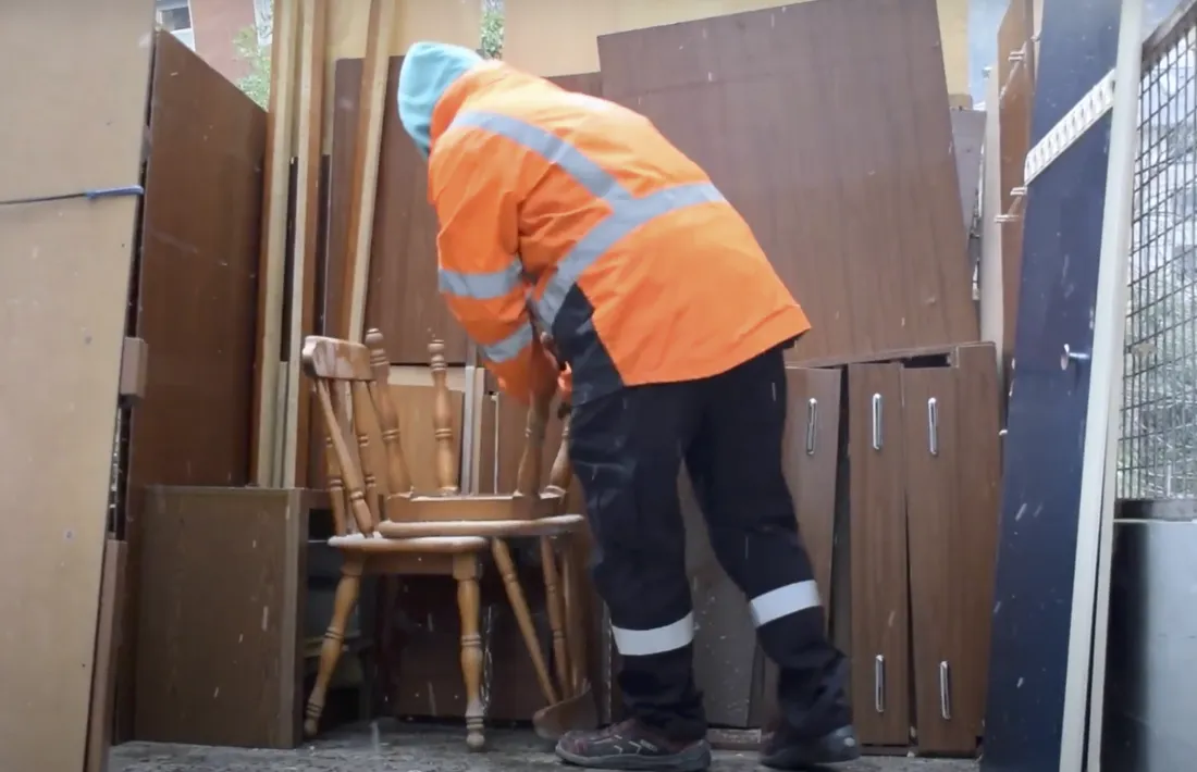 Un tècnic de Medi Ambient recollint residus voluminosos.