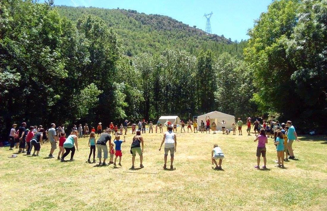 Imatge d’una de les activitats a l’aire lliure desenvolupades des del col·lectiu de lleure juvenil.