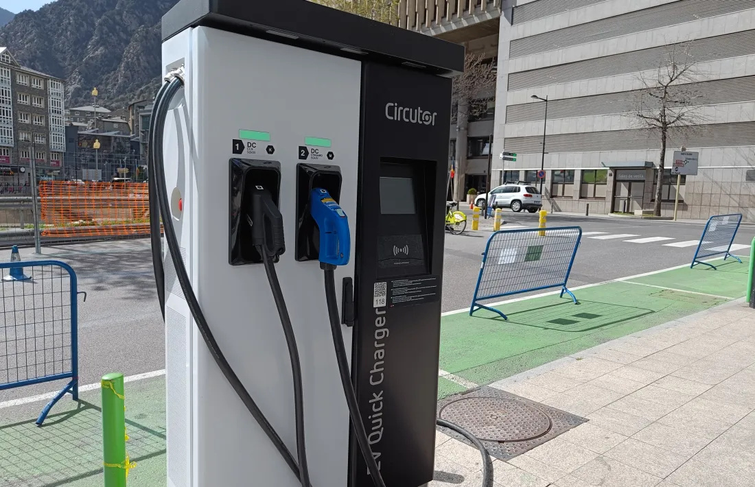 Carregadors de vehicles elèctrics situats al carrer Prada Casadet.