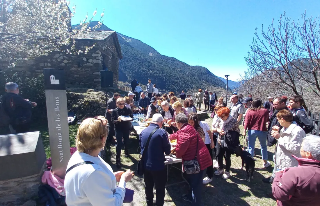 Un instant de l'aperitiu a Sant Romà de les Bons.