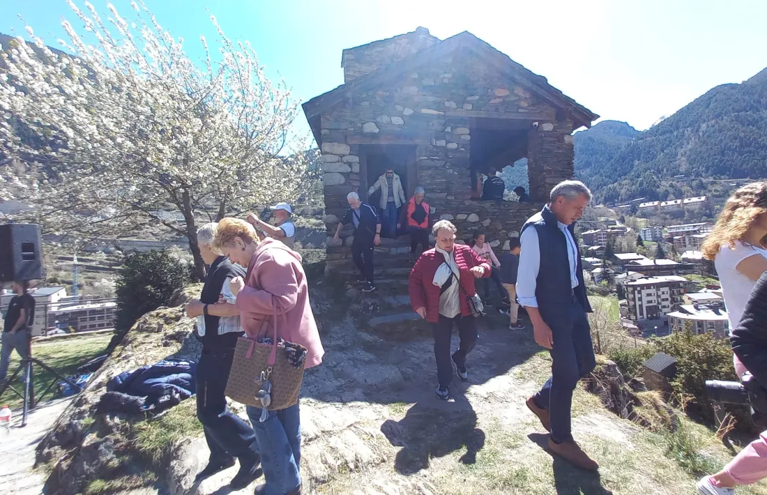 Unes persones surten de l'església un cop acabada la missa.