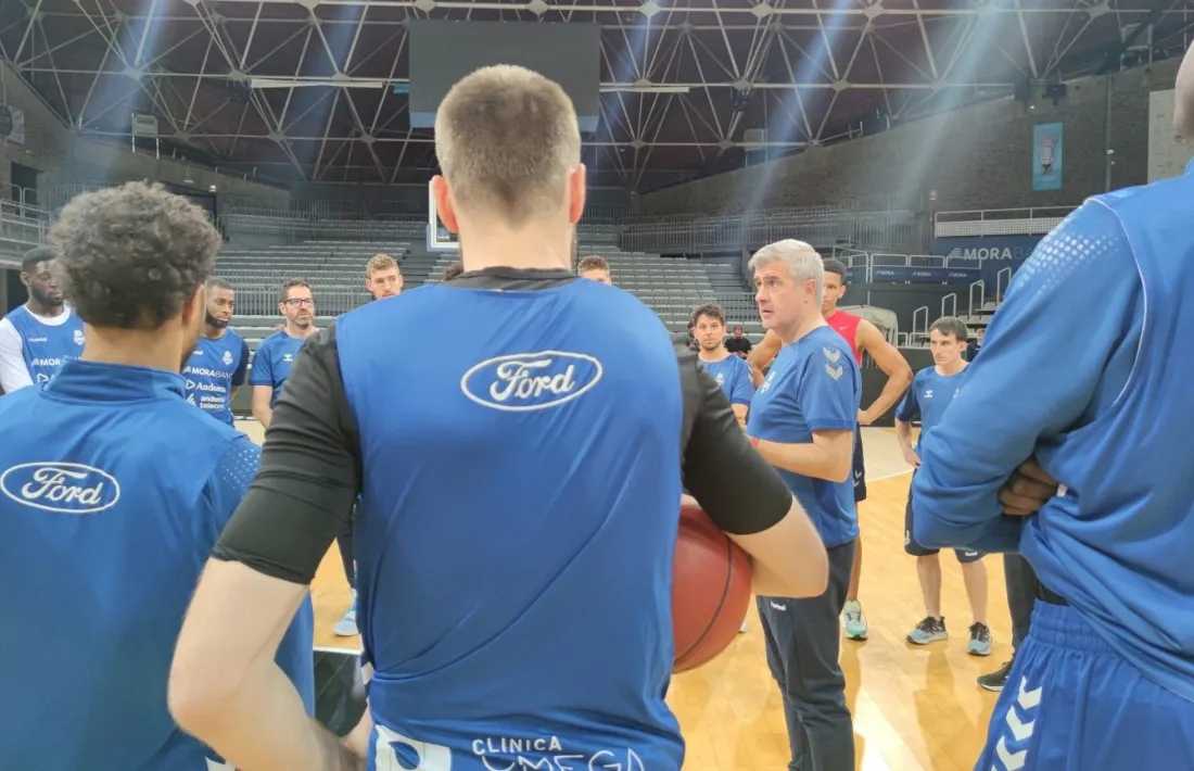 Óscar Quintana ha mantingut una primera xerrada amb els jugadors en l’entrenament que ha dirigit Paco Vázquez.