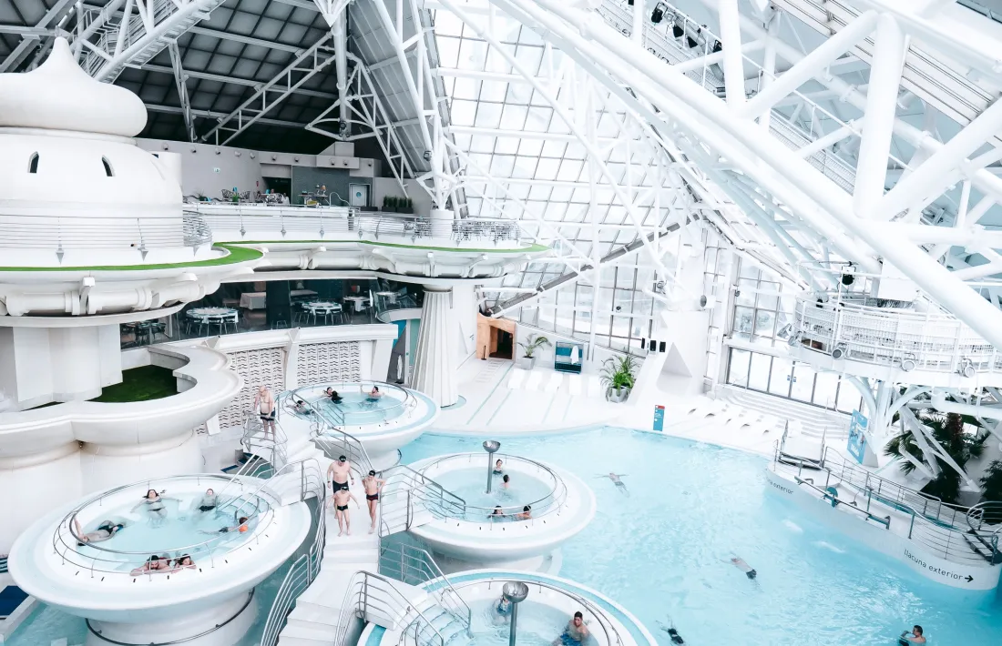 Clients a l'interior de Caldea.