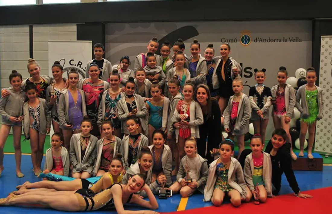 Les gimnastes del CER en una edició anterior del Trofeu del Club Rítmica Serradells.