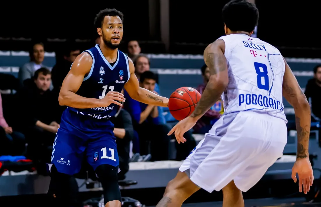 Clevin Hannah defensat per DJ Seeley, els dos millors jugadors de MoraBanc Andorra i Buducnost del partit d’ahir al Poliesportiu.