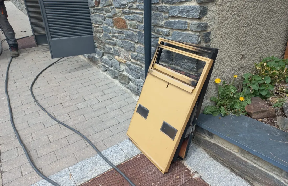 Unes portes metàl·liques malmeses per l'incendi.