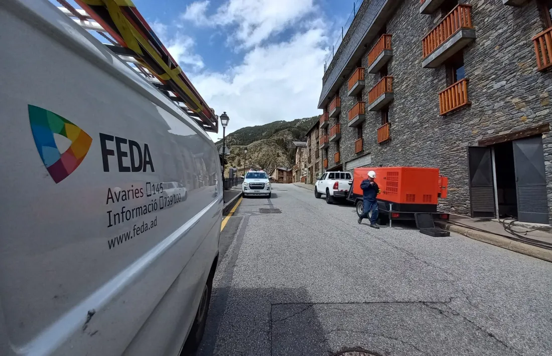 Els tècnics de FEDA a la carretera de Ransol.