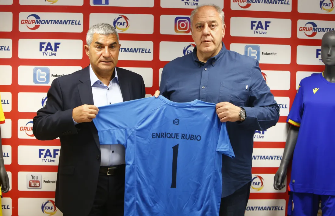 Fèlix Álvarez i Carles Riba amb una de les samarretes pel triangular de dissabte.