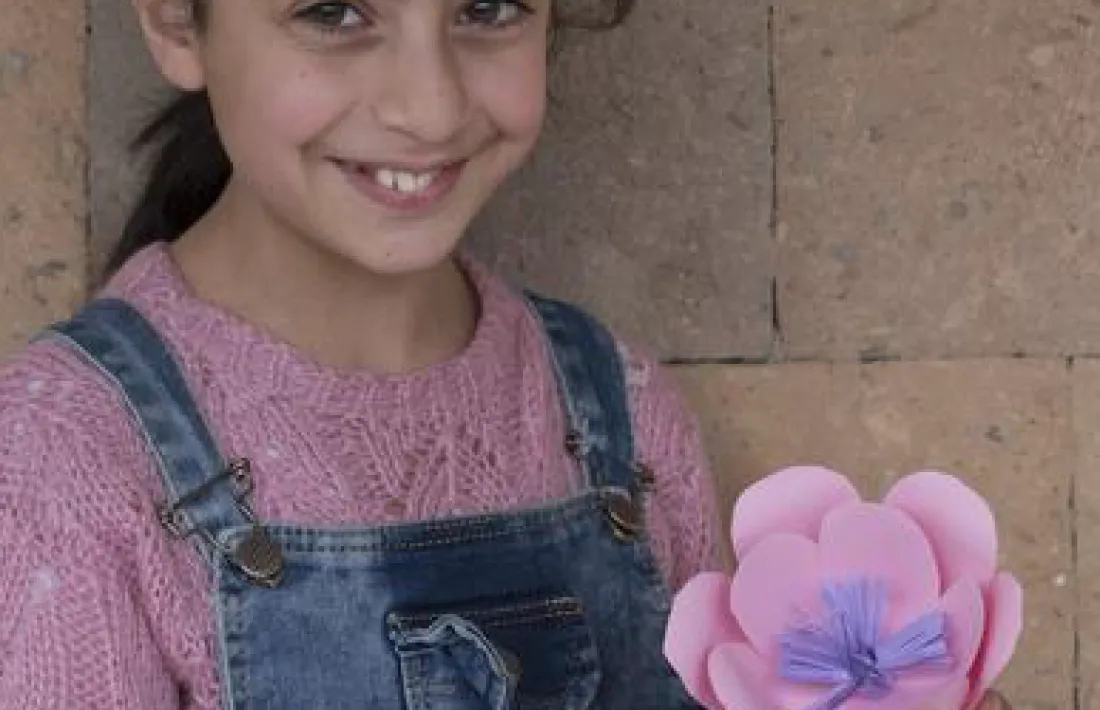 Una noia amb una flor feta a mà per a la seva mare en ocasió del Dia de la Mare, al Centre de Suport per a la Infància de les famílies desfavorides de la ciutat d'Abovyan, Armènia.