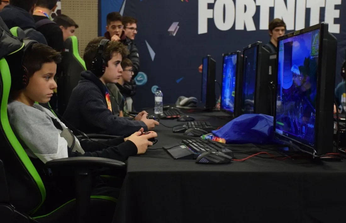 Imatge d'arxiu d'uns joves jugant a videojocs.