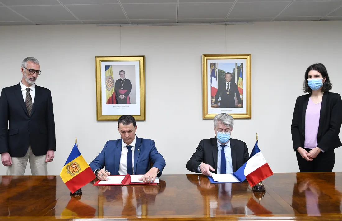 Un instant de la signatura del conveni.