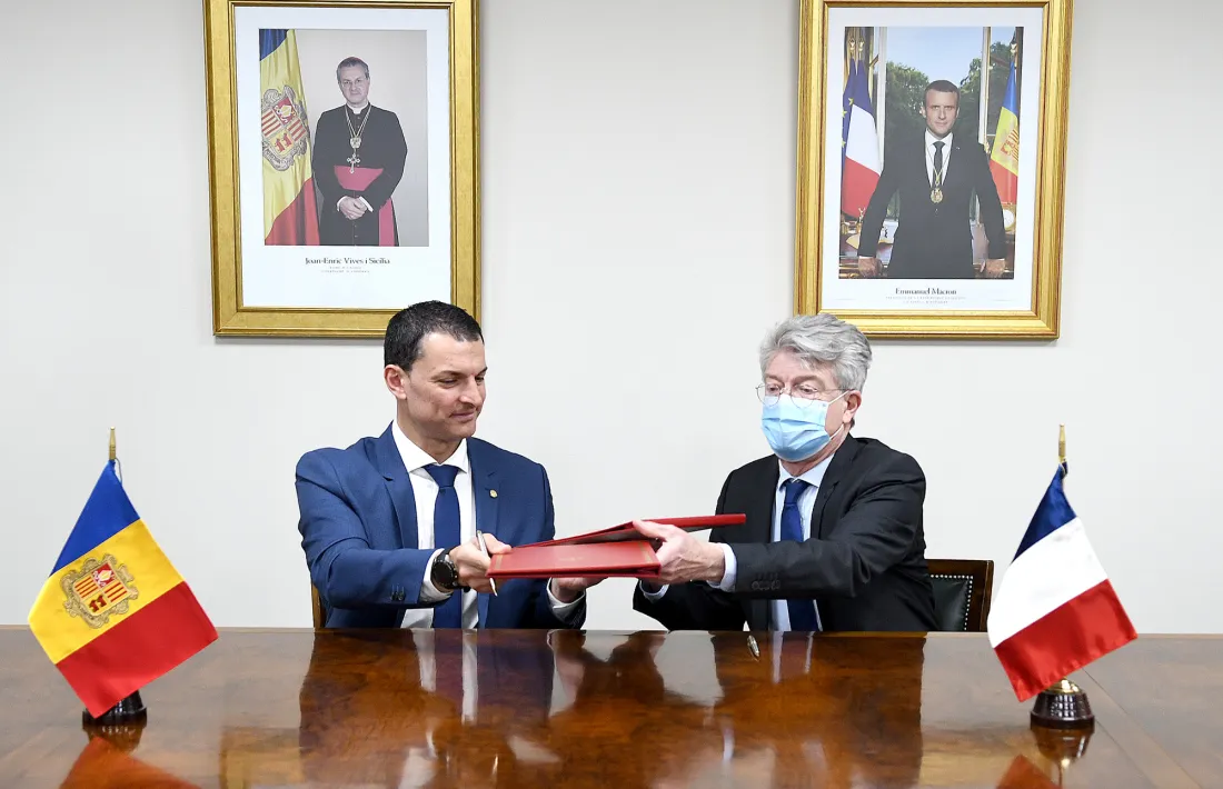 Gallardo i Tribolet intercanviant els papers de l'acord d'aviació civil i d'investigació d'accidents aeris en territori andorrà