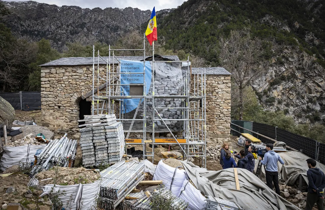 Vista general del jaciment: la bastida i la lona oculten el buit que va deixar el campanar en ensorrar-se.
