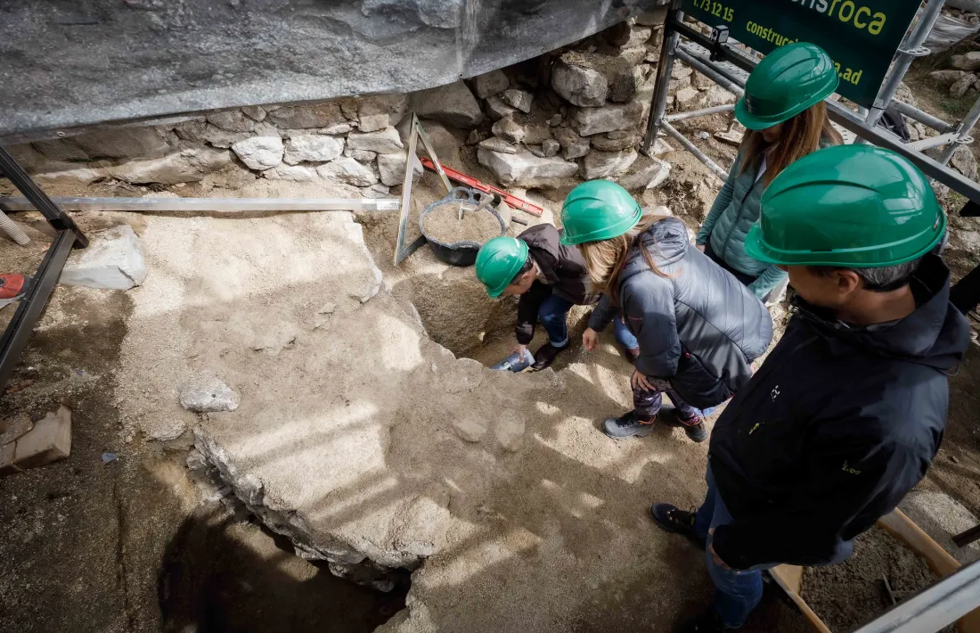 Espot introdueix la càpsula del temps als fonaments del campanar: inclo¨¨ia la premsa del dia, un USB amb el projecte de reconstrucció i fotografies històriques del temple.