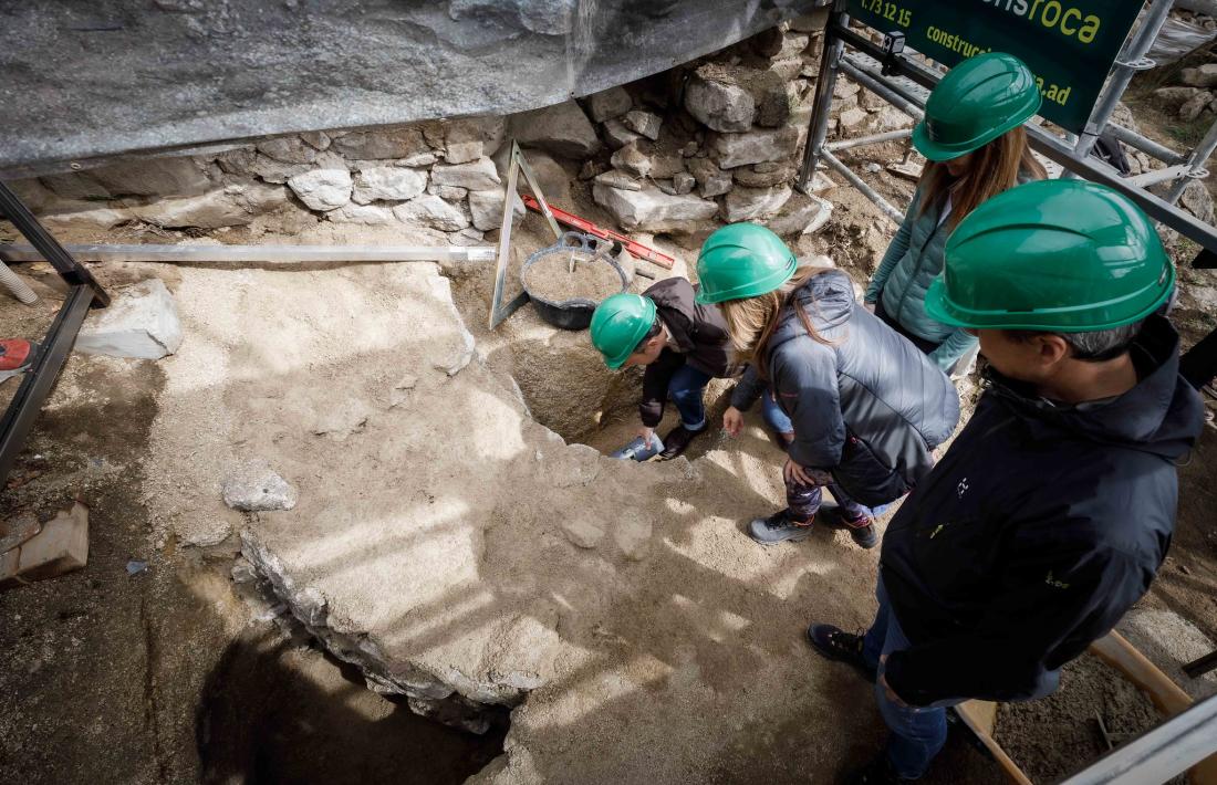 Espot introdueix la càpsula del temps als fonaments del campanar: inclo¨¨ia la premsa del dia, un USB amb el projecte de reconstrucció i fotografies històriques del temple.