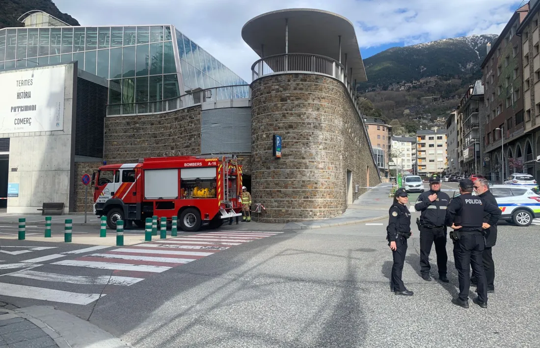 Els bombers davant de l'entrada a l'aparcament que hi ha sota del Prat Gran.