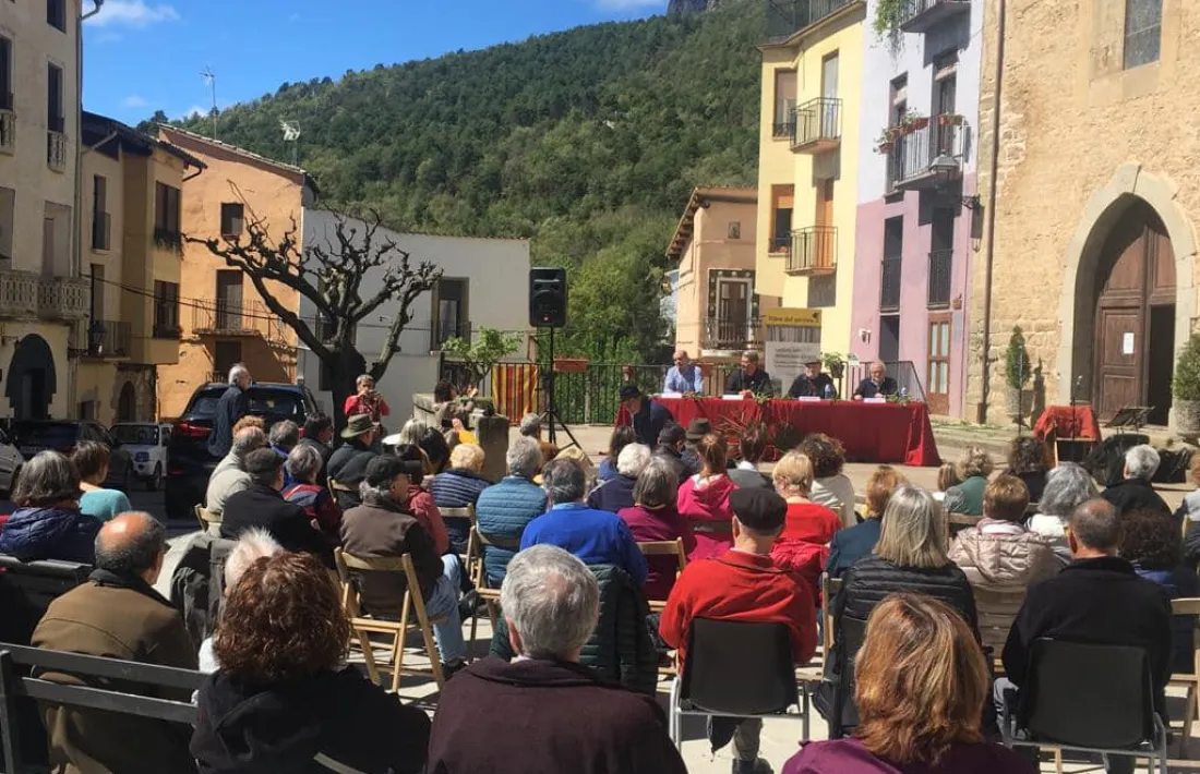  Un centenar llarg de persones s'han aplegat a la plaça de Peramola. El dia ha acompanyat.